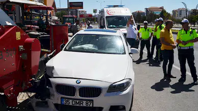 Otomobil traktör bayisine girdi; sürücü, ‘uykum vardı, mola vermeyince kaza yaptık’ dedi
