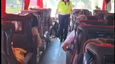 Kazadan önce, otobüsteki yolculara polis uygulamasında emniyet kemeri taktırılmış
