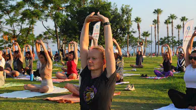 Sahilde yoga yaptılar