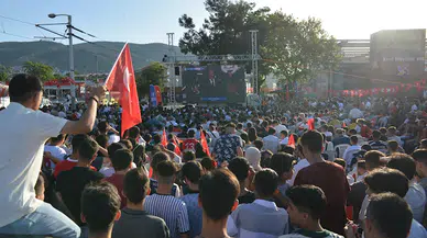 Bursa'da A Milli Futbol Takımı'nın maçı açık alana kurulan dev ekranlarda izlendi 