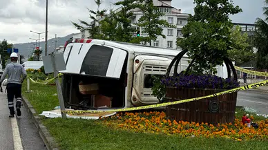 ORDU Minibüs aydınlatma direğine çarptı: 1 ölü, 4 yaralı (VİDEO EKLENDİ)