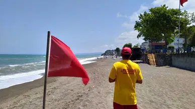 Hafta sonu denize girmenin yasaklandığı Akçakoca'da cankurtaranlar sahilleri denetliyor