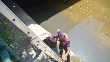 Düzce'de gözlüğünü tutmaya çalışırken köprüden düşen kişi yaralandı