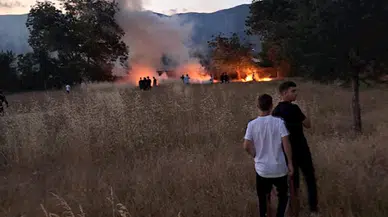 Düğünde atılan havai fişek, araziye düşüp yangın çıkardı