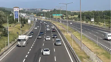 Anadolu Otoyolu'nun Bolu ve Düzce kesiminde bayram tatili dönüşü hareketliliği sürüyor