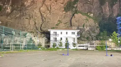 Rize’deki toprak kayması cep telefonu kamerasıyla kaydedildi