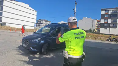 Samsun'da hafif ticari araçla çarpışan otomobilin sürücüsü yaralandı