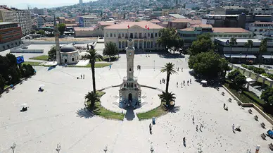 İzmir'de sıcak hava nedeniyle sokaklar boş kaldı