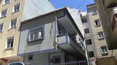 İstanbul- Bahçelievler'de 2 katlı binanın girişindeki merdiven çöktü