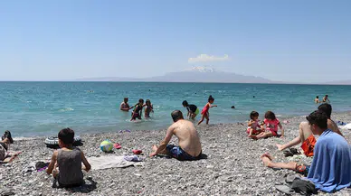 Van'ın mavi bayraklı plajı, bayram tatilinde yoğun ilgi gördü
