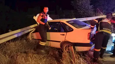 Bariyere saplanan otomobilde 2 yaralı