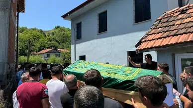 Elinde oyuncağı, ağabeyinin tabutunun başında gözyaşı döktü