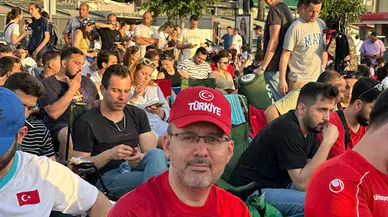 Kasapoğlu milli maçı İzmirlilerle birlikte izledi 