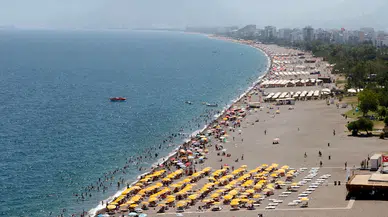 Antalya'da Kurban Bayramı tatilinin son gününde Konyaaltı Sahili doldu