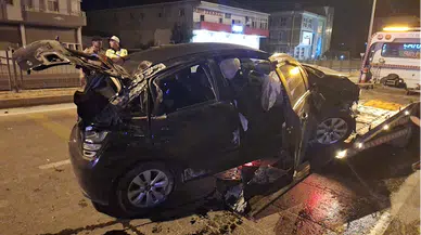 Samsun'da köpeğe vurmamak için manevra yapınca bariyere çarpan araçtaki 3 kişi yaralandı