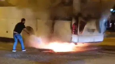 Seyir halindeyken alev alan yolcu otobüsü yandı; o anlar kamerada