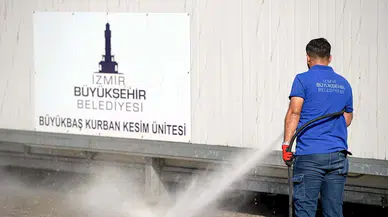 İzmir Büyükşehir Belediyesi temizlik ekipleri sahada