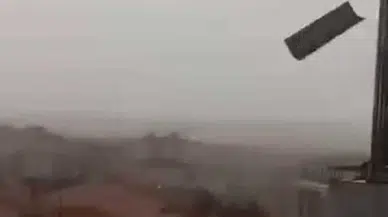 Batman'da kuvvetli rüzgar; ağaçlar kırıldı, çatıdaki metal plakalar uçtu