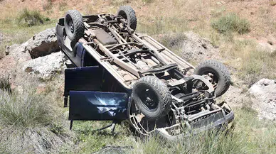 Sivas’ta hafif ticari araç şarampole devrildi: 4 yaralı