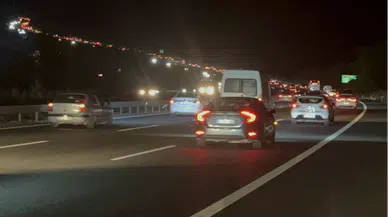 Dönüş yolundaki tatilcilerin Anadolu Otoyolu'ndan geçişleri sürüyor