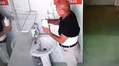 Lüks otomobiliyle gelip, cami tuvaletinden sabunluk çaldı; o anlar kamerada