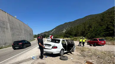 Tokat'ta istinat duvarına çarpan otomobildeki 3 kişi yaralandı