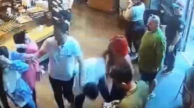 İstanbul - Beyoğlu’nda kahve sırası kavgası kamerada 