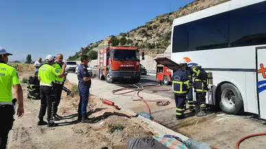 Otobüsün motor kısmında yangın çıktı, 38 yolcu tahliye edildi