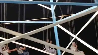Lunaparkta salıncakta emniyet kemeri açılan çocuk düşme tehlikesi geçirdi
