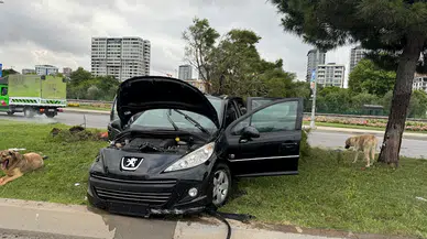İstanbul - Kartal'da ıslak yolda kayan otomobil kaza yaptı: 3 yaralı