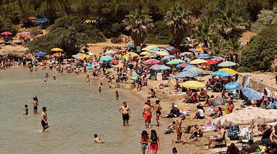 Seferihisar'da bayram tatilinde nüfus 8 katına çıktı