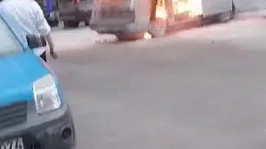 Rize'de park halindeki kamyonet alev alev yandı