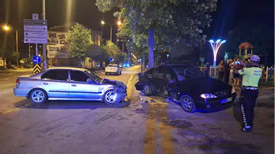 Samsun'da iki otomobilin çarpıştığı kazada sürücüler yaralandı