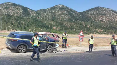 Kavşakta otomobiller çarpıştı: 2 ölü, 2 yaralı 