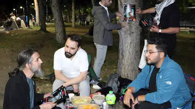 Kampüse bir gecede 180 bin afiş asıp, gençleri İsrail'i protestoya davet ettiler