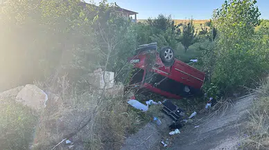 Sivas'ta hafif ticari araç, şarampole devrildi: 1'i ağır, 6 yaralı