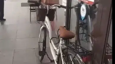 Banka kapısına bisikleti kilitleyince, personel mahsur kaldı