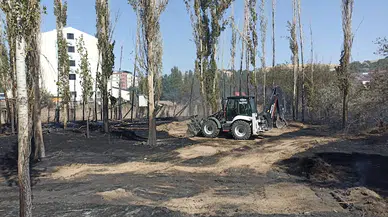 SİVAS 'ta örtü yangınında 2 kamyon ve 4 deprem konteyneri yandı (VİDEO EKLENDİ) 