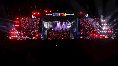 Şarkıcı Sinan Akçıl "Trabzon Kültür Yolu Festivali"nde sahneye çıktı