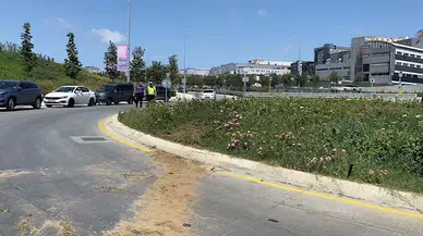 İstanbul-Beylikdüzü'nde dönel kavşağa hızlı giren otomobil takla attı 