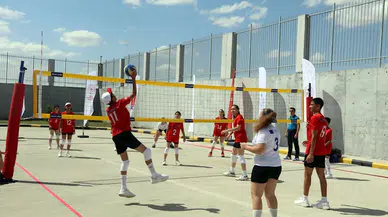 Türk, Yunan ve Alman öğrencilerden Türkiye-Yunanistan sınırında voleybol dostluk maçı