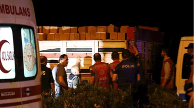 Rize'de tuğla taşıyan tırın dorsesinde 30 düzensiz göçmen yakalandı