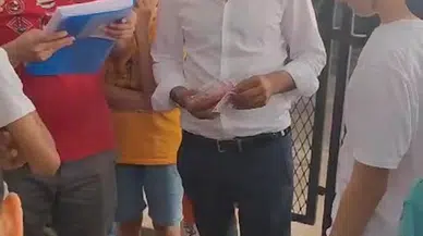 Şırnak'ta muhtar, maaşını geziye giden öğrencilere dağıttı