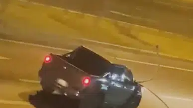 Kamyonet, direğe çarptı; sürücü araca saplanan demir parçaları ile yoluna devam etti