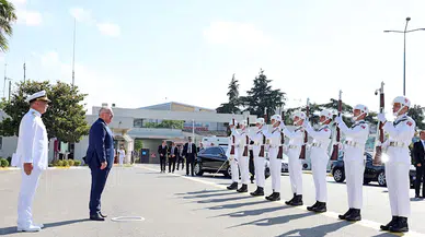 İstanbul- Milli Savunma Bakanı Yaşar Güler, İstanbul Tersanesi Komutanlığında denetlemelerde bulundu