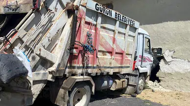 Sivas'ta çöp kamyonu evin duvarına çarptı: 3 yaralı
