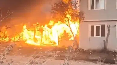 Barakada çıkan yangın iki eve sıçradı