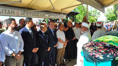 Eski Bakan Rıza Akçalı'nın vefat eden eşi toprağa verildi