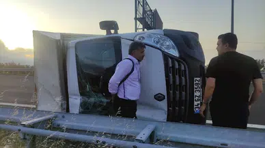 Bursa'da lastiği patlayan kamyonet devrildi; 2 yaralı