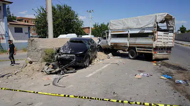 Tarım işçilerini taşıyan kamyonet ile otomobil çarpıştı: 1'i ağır, 5 yaralı